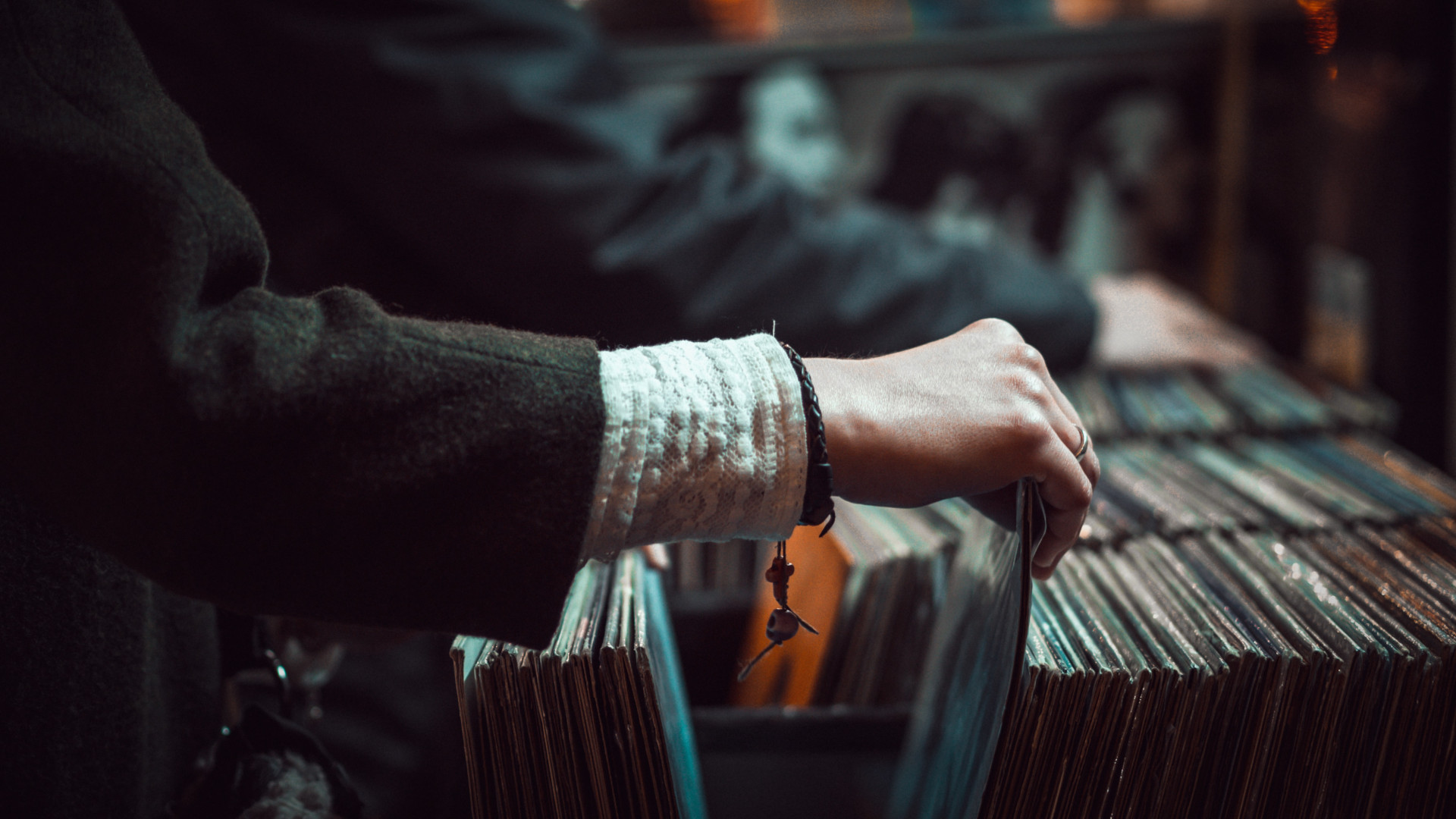 Eine Hand, die durch eine Sammlung Schallplatten blättert